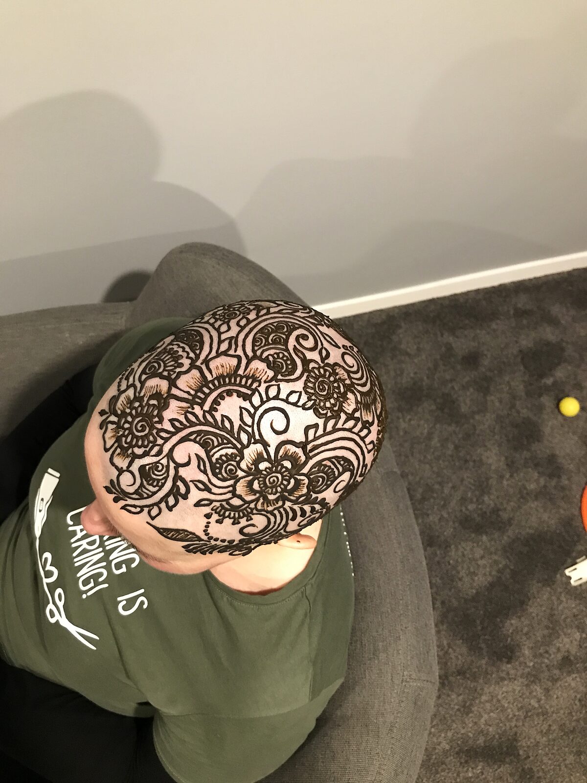 A henna crown, dignified and detailed